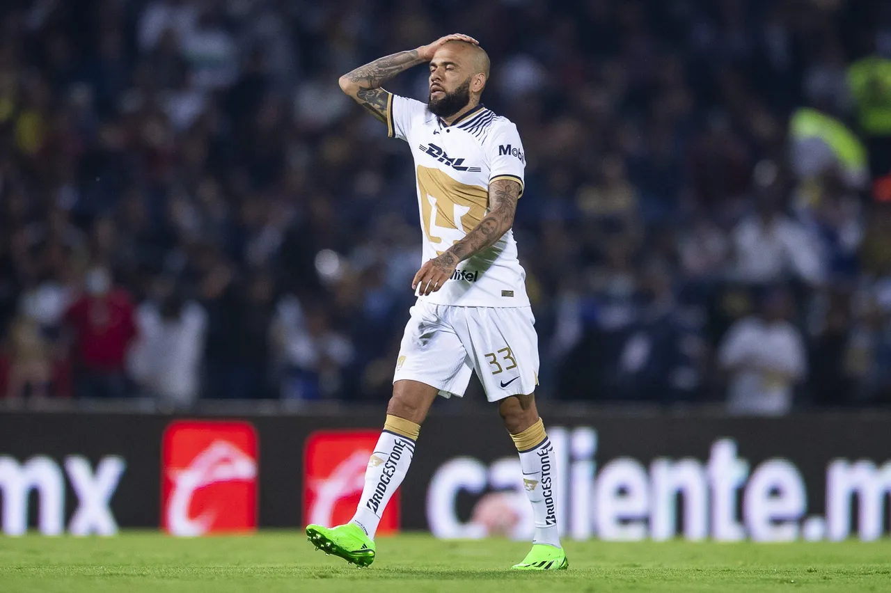 Dani Alves of Pumas during the game Pumas UNAM vs Mazatlan FC, corresponding Round 05 the Torneo Apertura 2022 of the Liga BBVA MX at Olimpico Universitario Stadium, on July 27, 2022. Dani Alves de Pumas durante el partido Pumas UNAM vs Mazatlan FC, correspondiente a la Jornada 05 del Torneo Apertura 2022 de la Liga BBVA MX en el Estadio Olimpico Universitario, el 27 de julio de 2022.