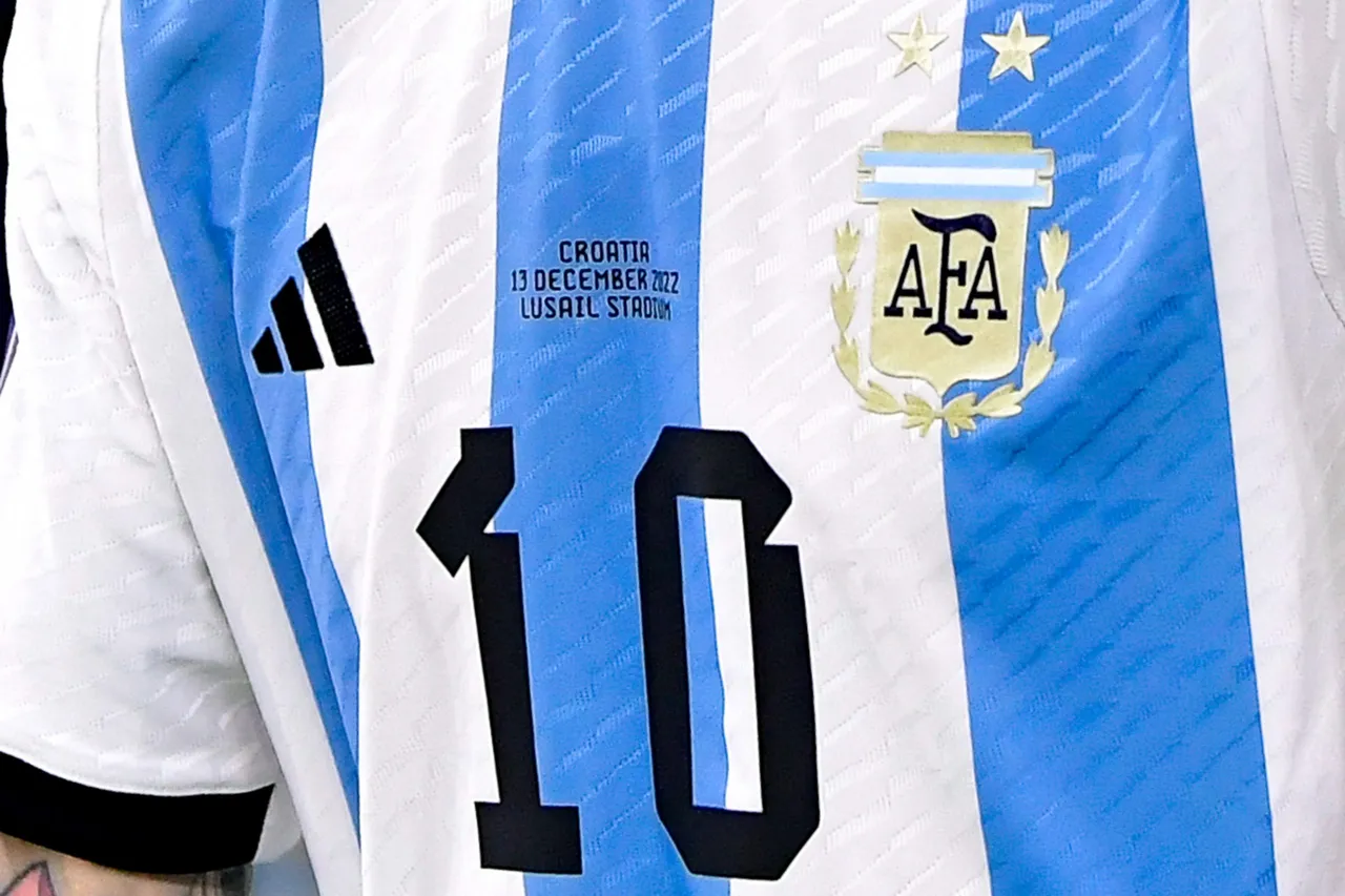 - El dorsal 10 posee en el fútbol una mística única por cuenta de las leyendas que han portado dicha camiseta, que ha brillado globalmente en las canchas y ha sido protagonista, entre otros reconocimientos, del galardón del Balón de Oro de la Copa del Mundial