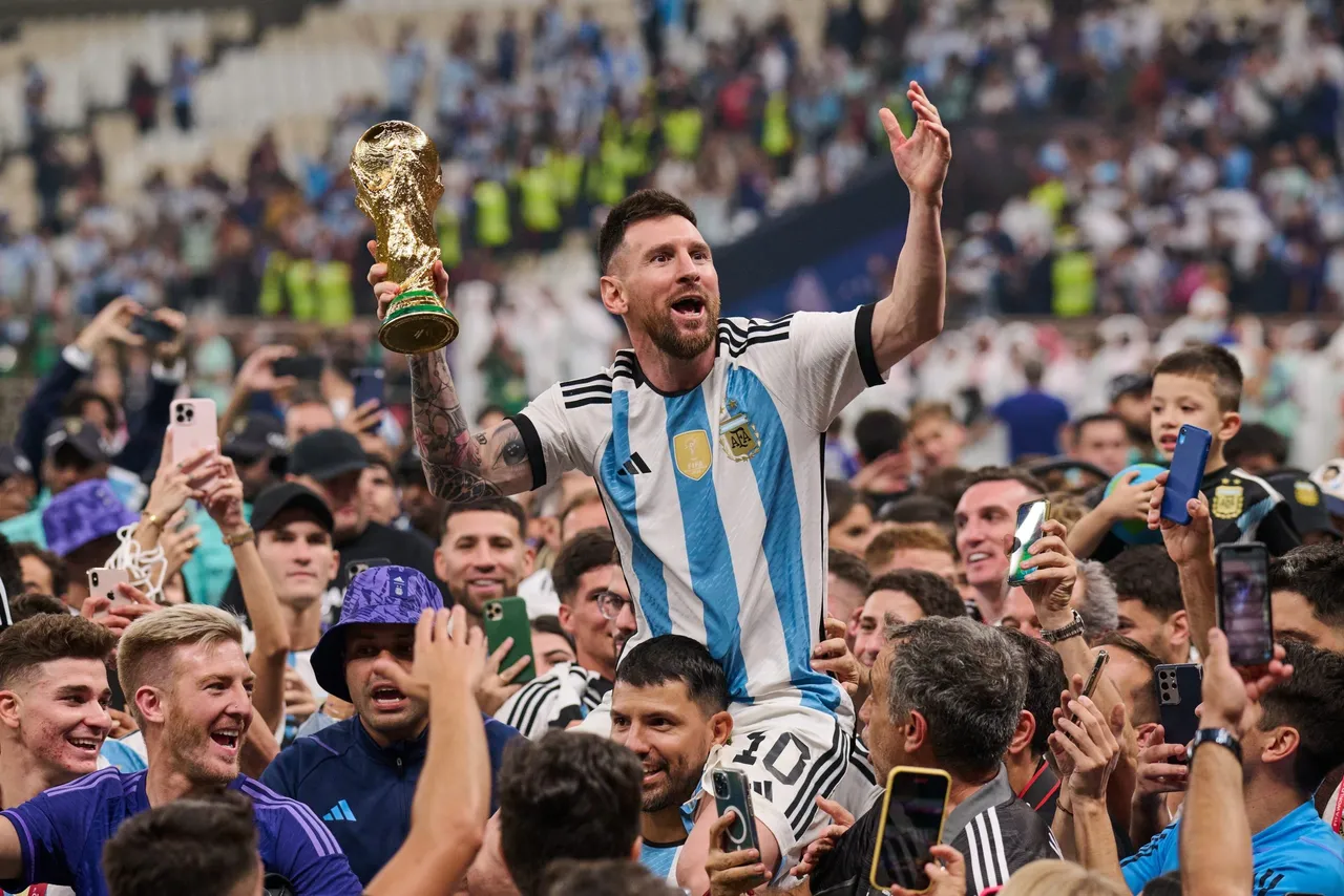 El capitán de la selección argentina, Lionel Messi, aseguró este jueves que analiza “día a día” la posibilidad de jugar el Mundial 2026