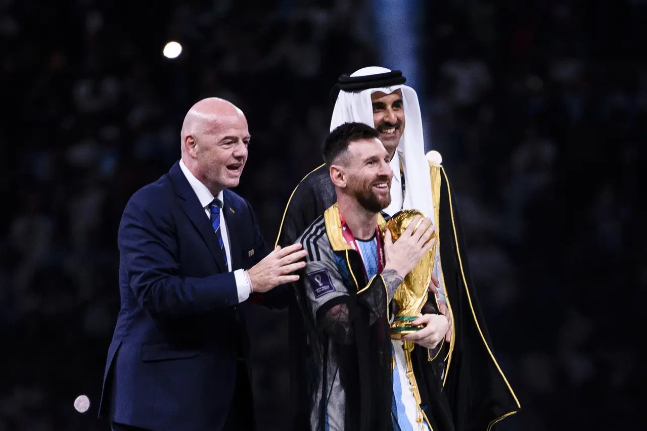 El presidente de la FIFA Infantino entregando el trofeo al Campeón del Mundo Leo Messi en el Mundial 2026