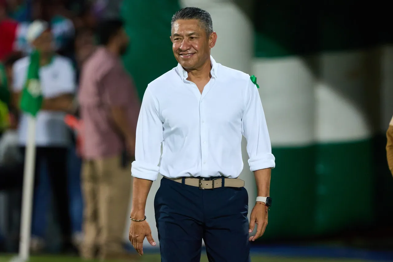 El Club León anunció este lunes el regreso del entrenador Ignacio Ambriz al banquillo del equipo en el que milita el colombiano James Rodríguez