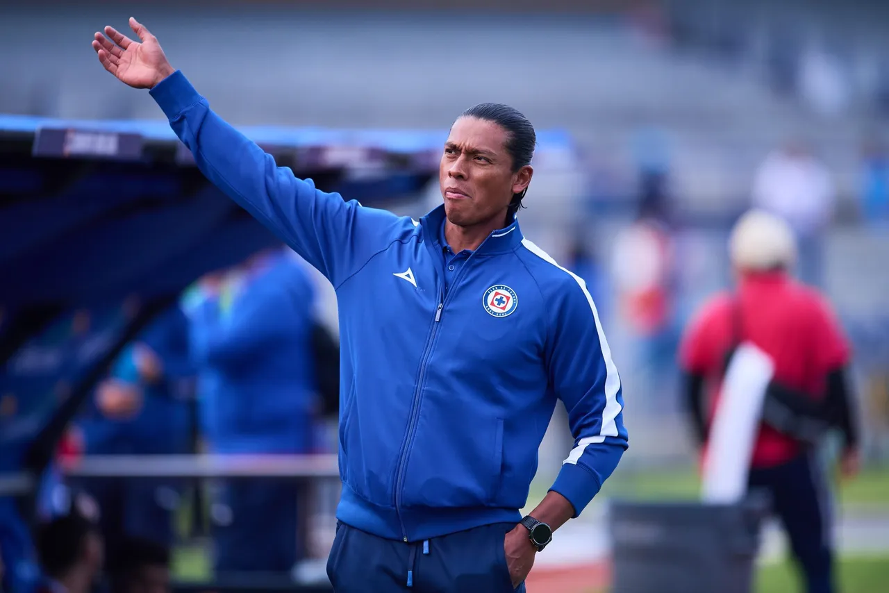 Joel Huiqui fue presentado de manera oficial como director técnico de Cruz Azul, iniciando una nueva etapa al frente del primer equipo