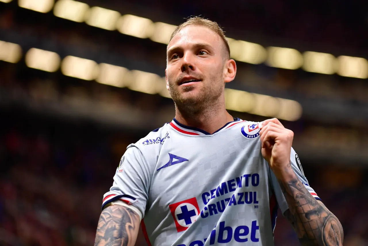 La Máquina de Cruz Azul derrotó 1-2 a las Chivas del Guadalajara este sábado en el Estadio Akron