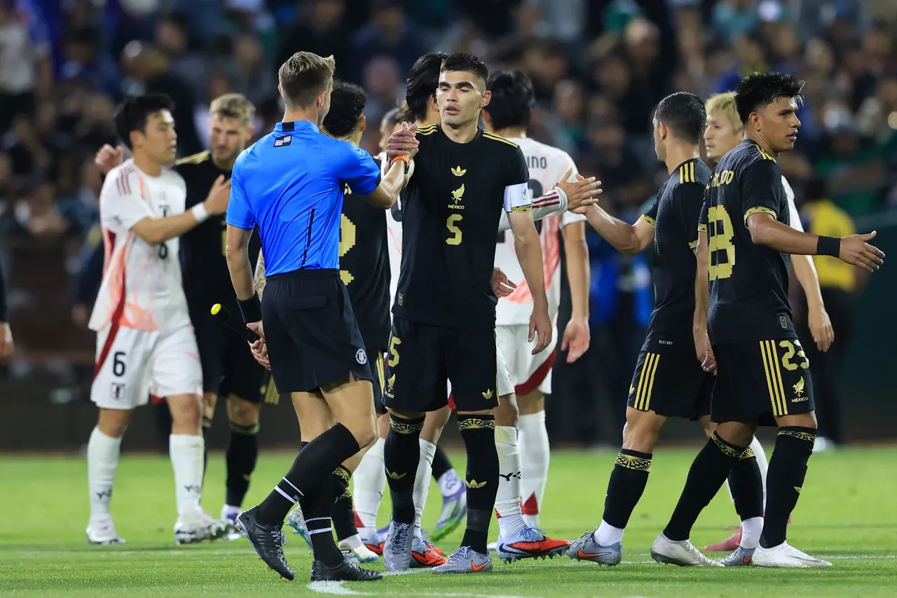 La selección Mexicana al finalizar su partido ante su similar de Japón.