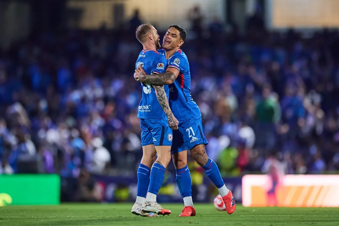 El uruguayo Santiago Homechenko convirtió este miércoles dos goles, uno por un error del guardameta colombiano Kevin Mier, para darle al Querétaro el empate 2-2 en la casa del líder Cruz Azul