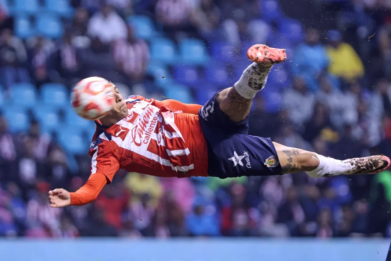 Las Chivas de Guadalajara consiguieron un triunfo de 0-2 frente a la Franja del Puebla este sábado en el Estadio Cuauhtémoc