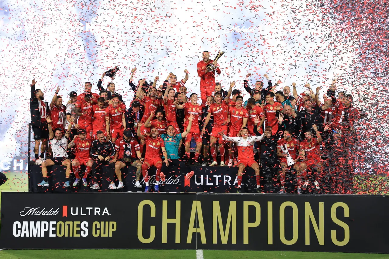 Un gol en el último minuto del uruguayo Federico Pereira otorgó a los diablos de Toluca su primer título de Campeones Cup al imponerse por 2-3