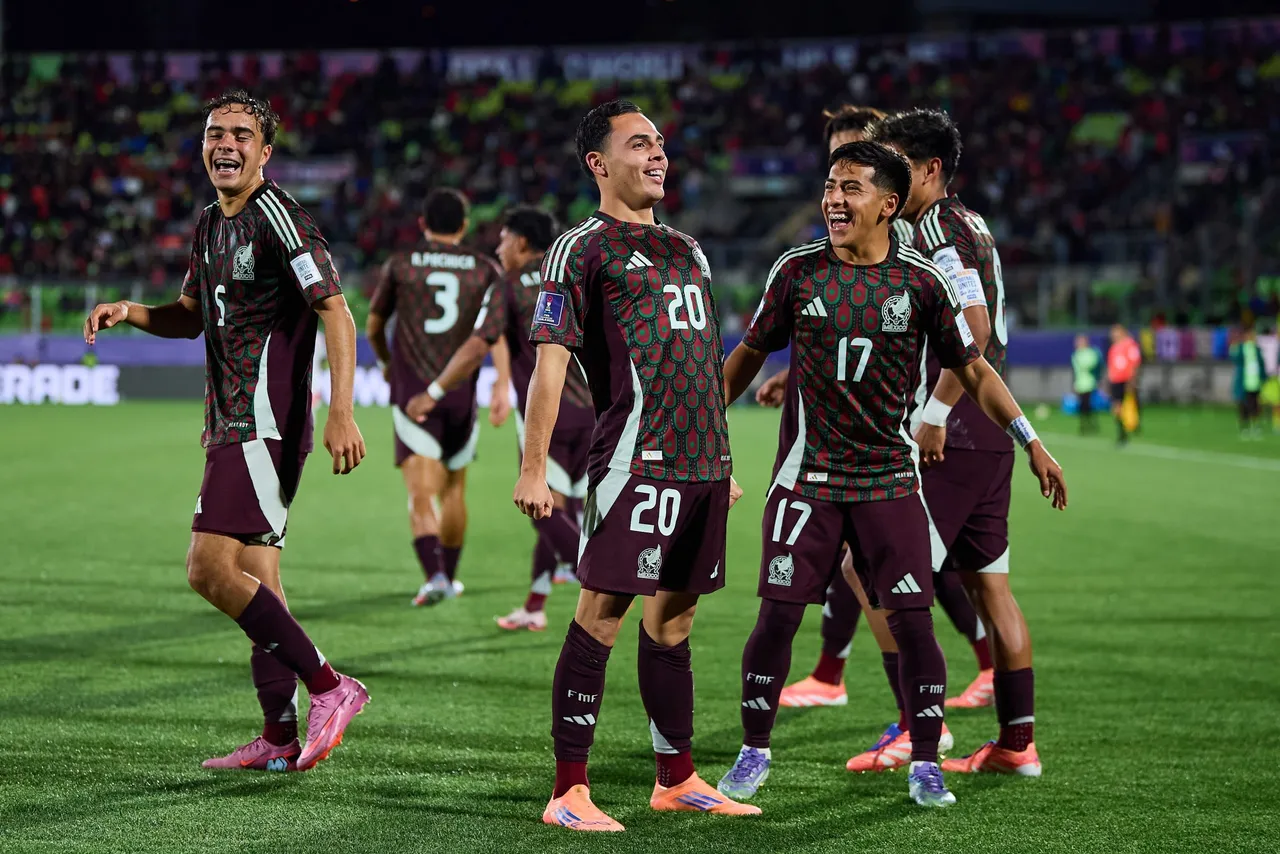 La selección de México sub-20 goleó este martes a la anfitriona Chile por 1-4 y avanzó a los cuartos de final del Mundial Sub-20 en el partido