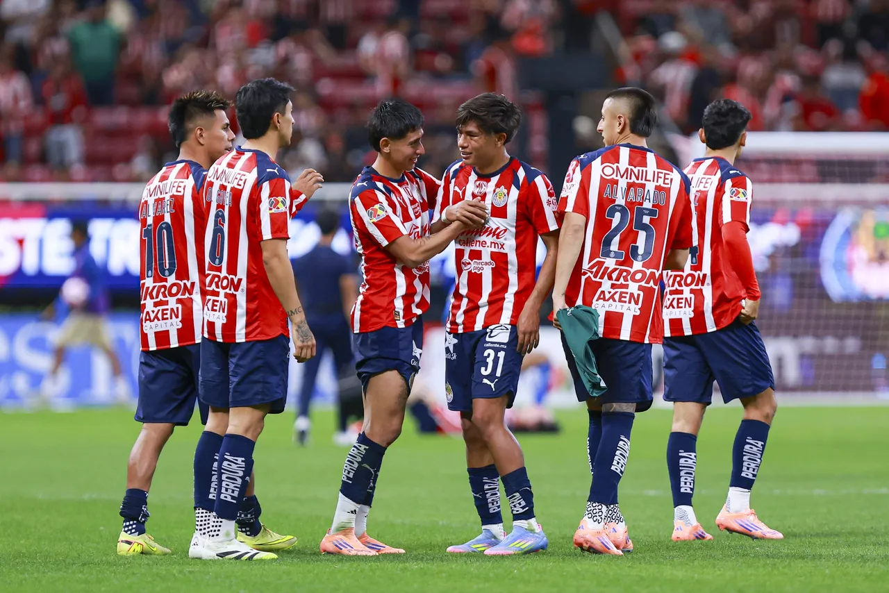 Las Chivas de Guadalajara del entrenador argentino Gabriel Milito golearon por 4-1 al Atlas este sábado en el clásico tapatío, en