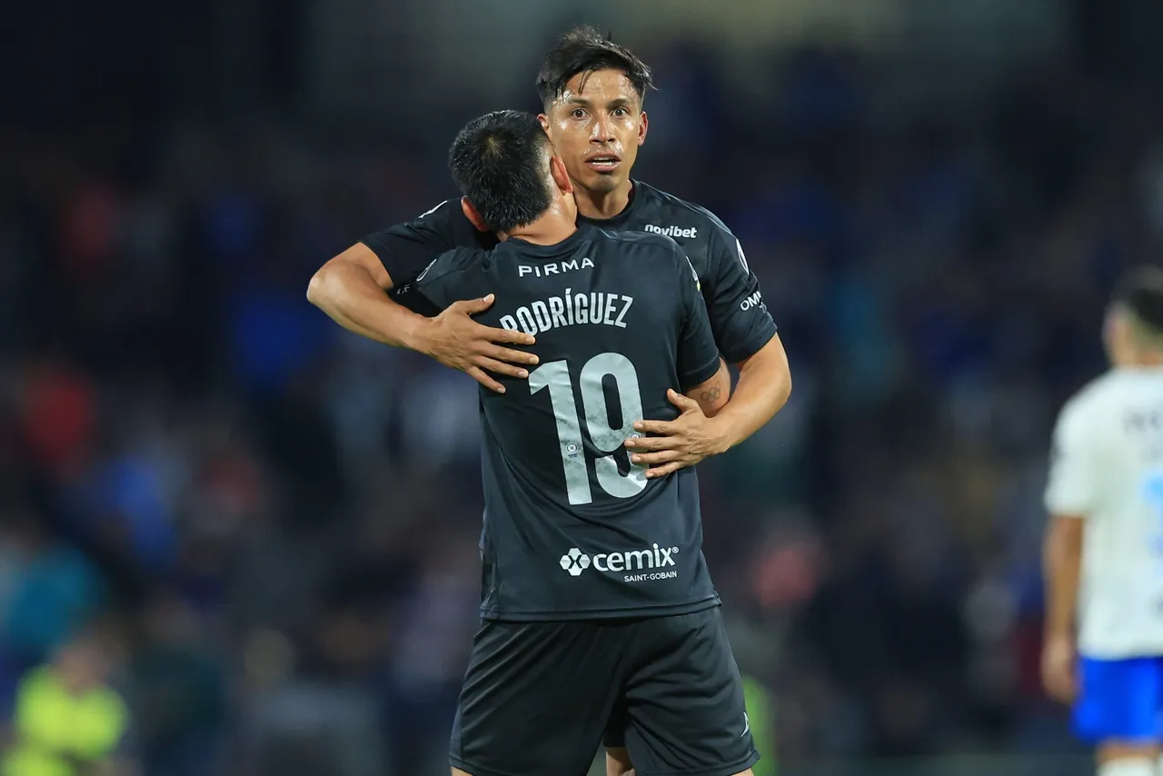 Cruz Azul obtuvo un triunfo muy valioso por 2-0 frente a Monterrey en el Estadio Olímpico Universitario, en un duelo de la Jornada 15