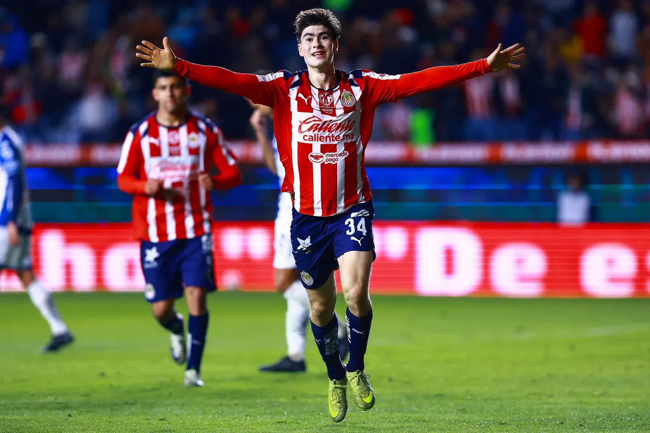 Las Chivas Guadalajara venció este domingo por 0-1 a Pachuca y quedó más cerca de los cuartos de final del torneo Apertura.
