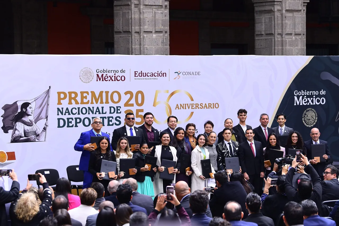 Claudia Sheinbaum, encabezó la ceremonia de entrega del Premio Nacional del Deporte 2025, un galardón que este año adquiere un brillo especial al conmemorar su 50.º aniversario.