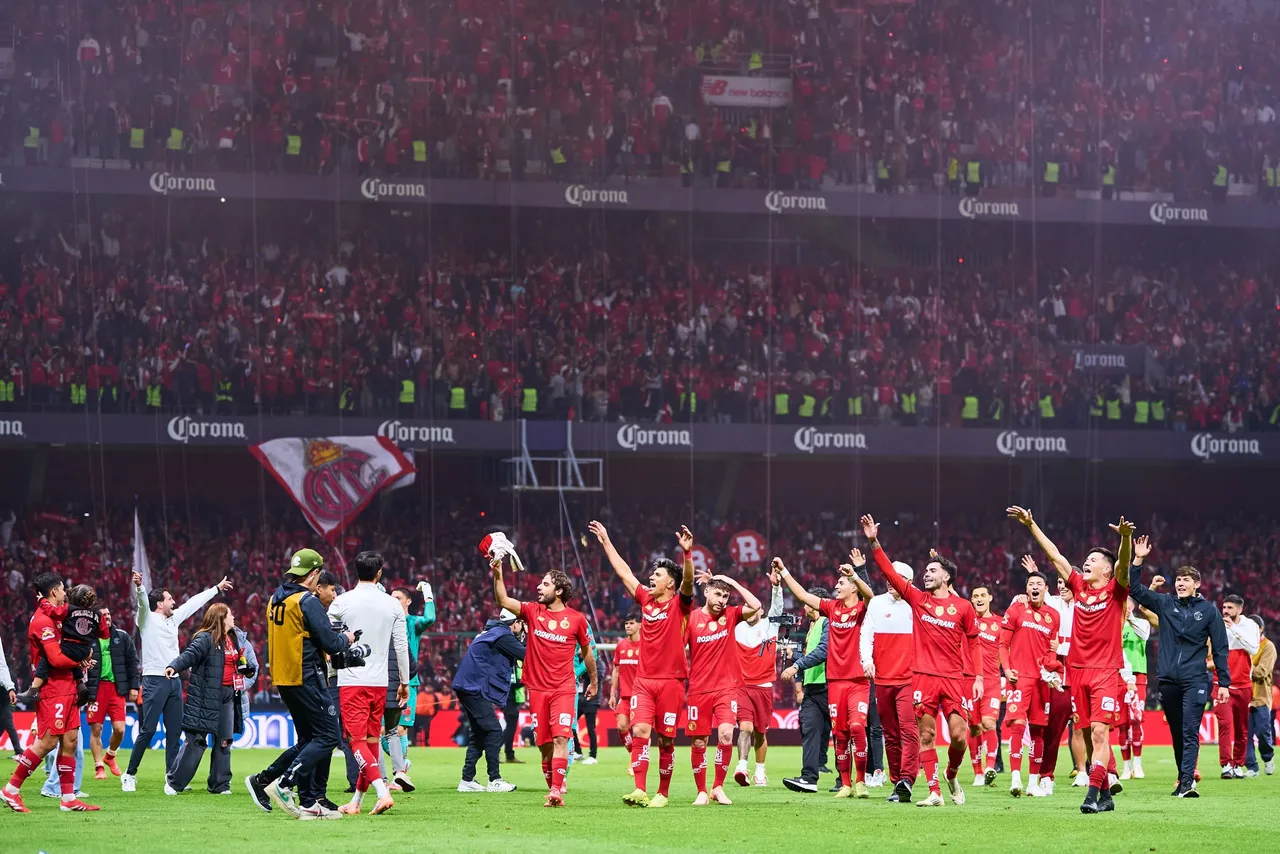 El campeón Toluca sobrevivió este sábado a una trepidante reacción del Monterrey del defensa español Sergio Ramos y con un triunfo por 3-2
