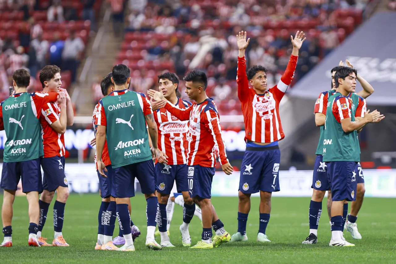 Las Chivas de Guadalajara del entrenador argentino Gabriel Milito, derrotaron este sábado por 2-0 a los Tuzos de Pachuca, en el debut de ambos