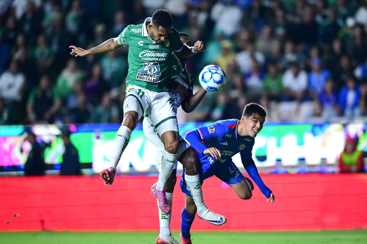 El panameño Ismael Díaz convirtió un gol este sábado en la victoria del León por 2-1 sobre Cruz Azul, en la continuación de la primera jornada