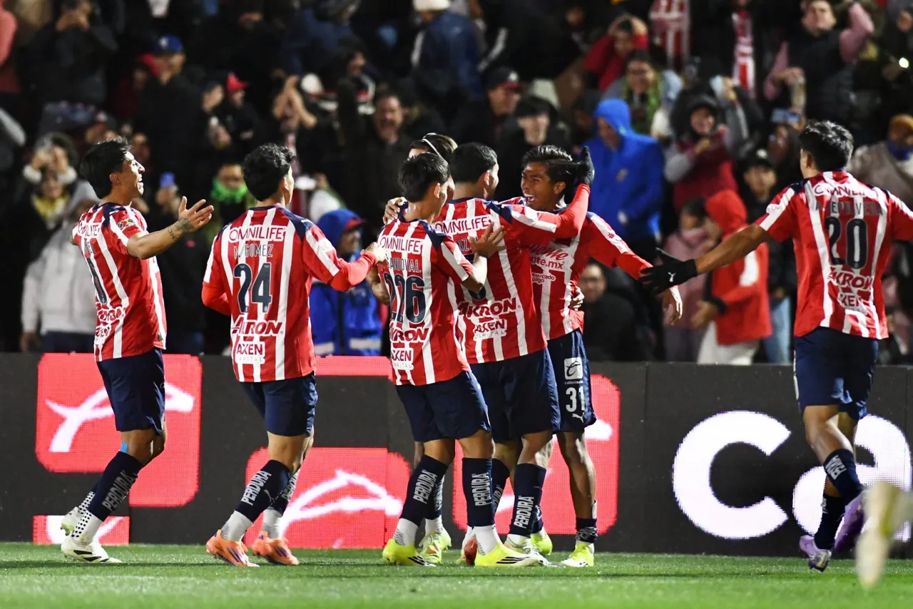 Las Chivas de Guadalajara del entrenador argentino Gabriel Milito derrotaron por 0-1 al Juárez FC este martes con un gol de último minuto y saltaron