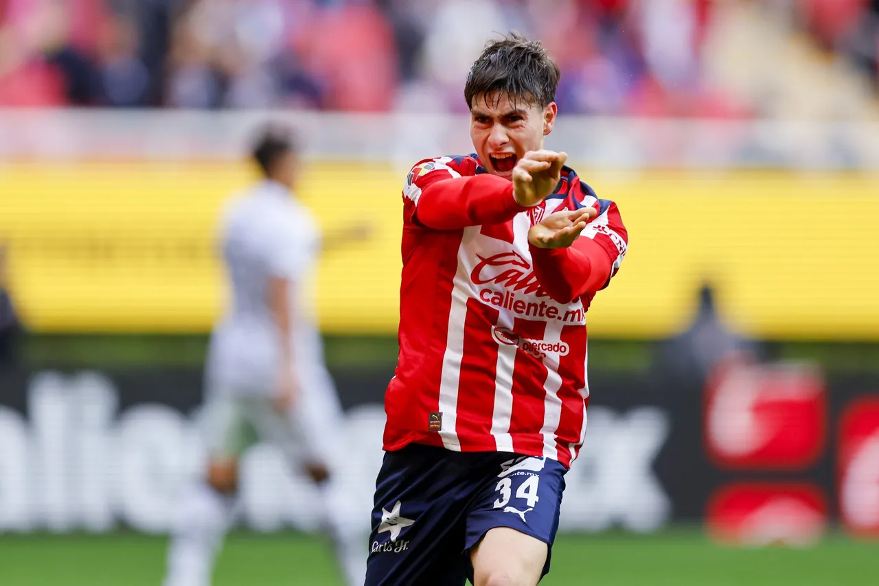 Las Chivas de Guadalajara, club dirigido por el entrenador argentino Gabriel Milito, derrotó este sábado por 2-1 a Querétaro y tomó provisionalmente