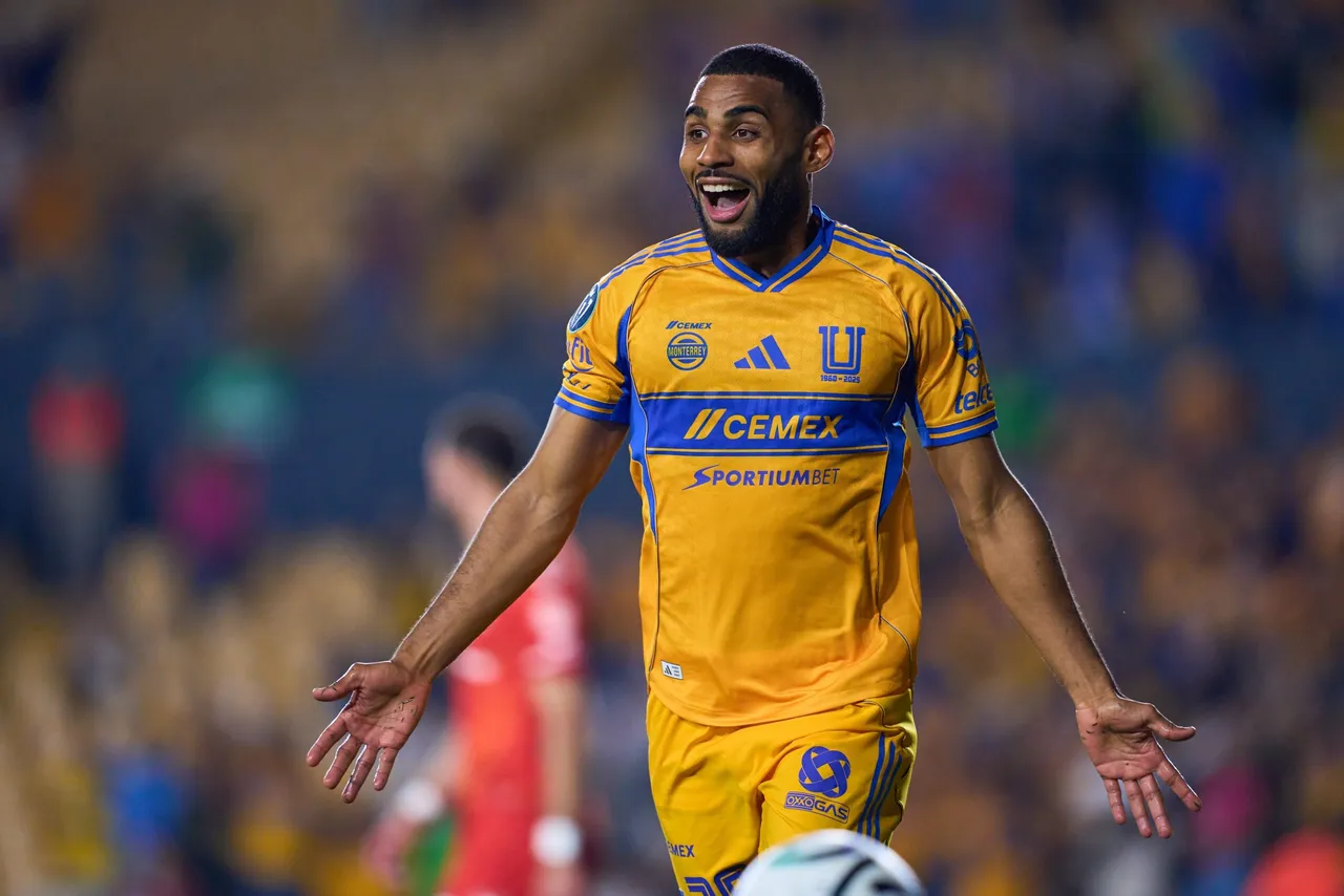El uruguayo Rodrigo Aguirre convirtió hoy dos goles para liderar el ataque del Tigres UANL que goleó este por 4-1 al Forge FC canadiense