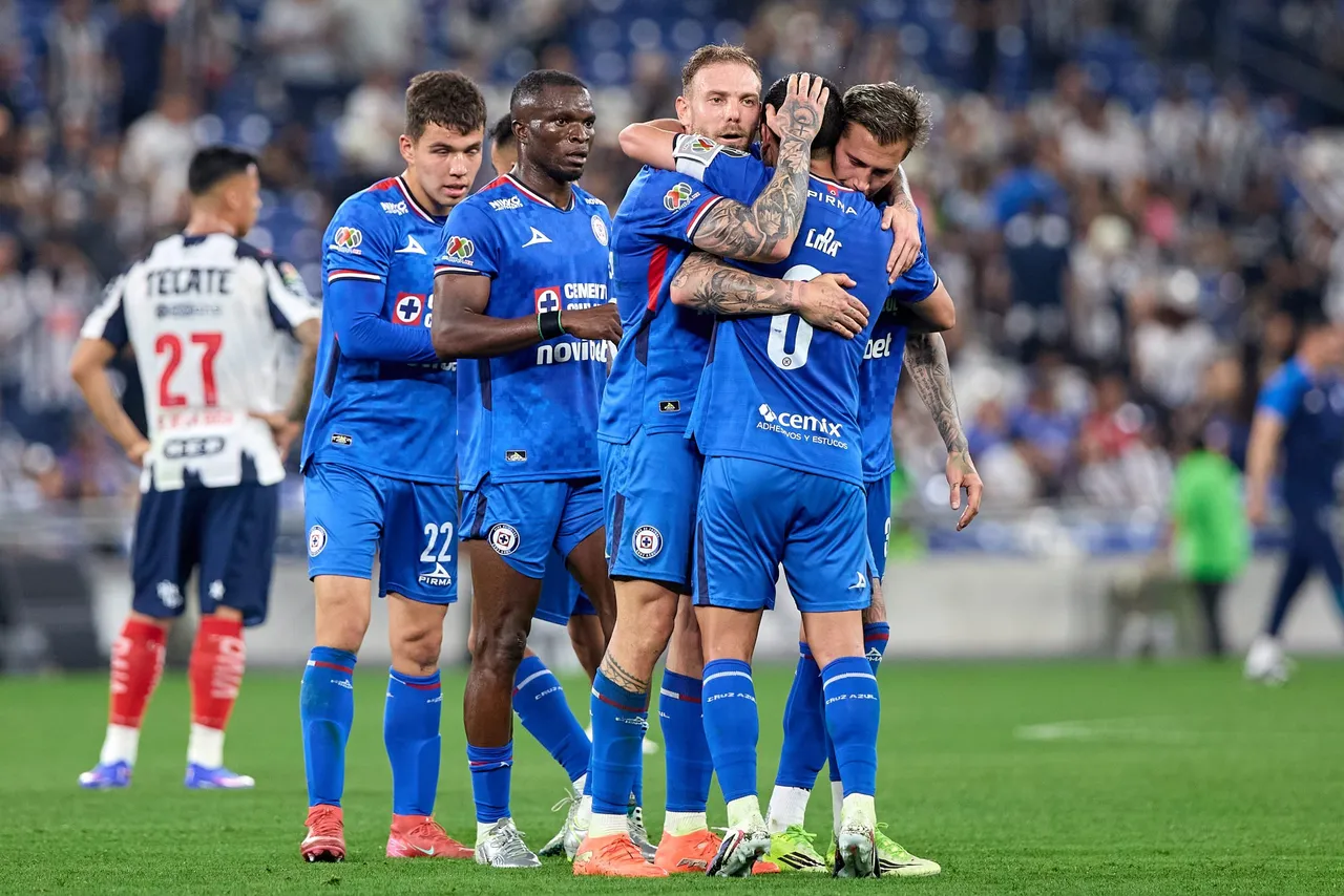 Los argentinos Rodolfo Rotondi y Agustín Palavecino convirtieron un gol cada uno este sábado para darle al Cruz Azul una victoria