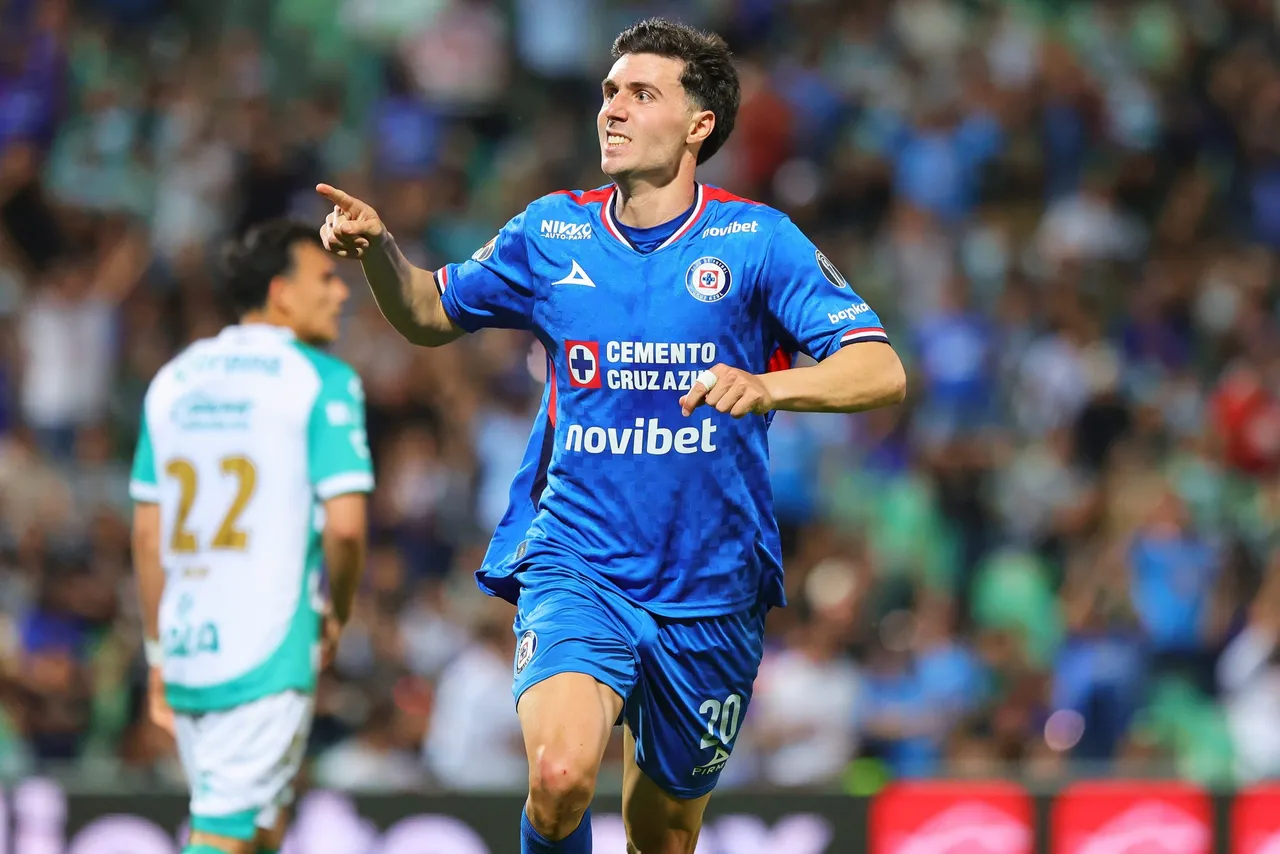 El argentino José Paradela convirtió este martes su quinto gol del año para darle al Cruz Azul un triunfo por 1-2 sobre el Santos Laguna