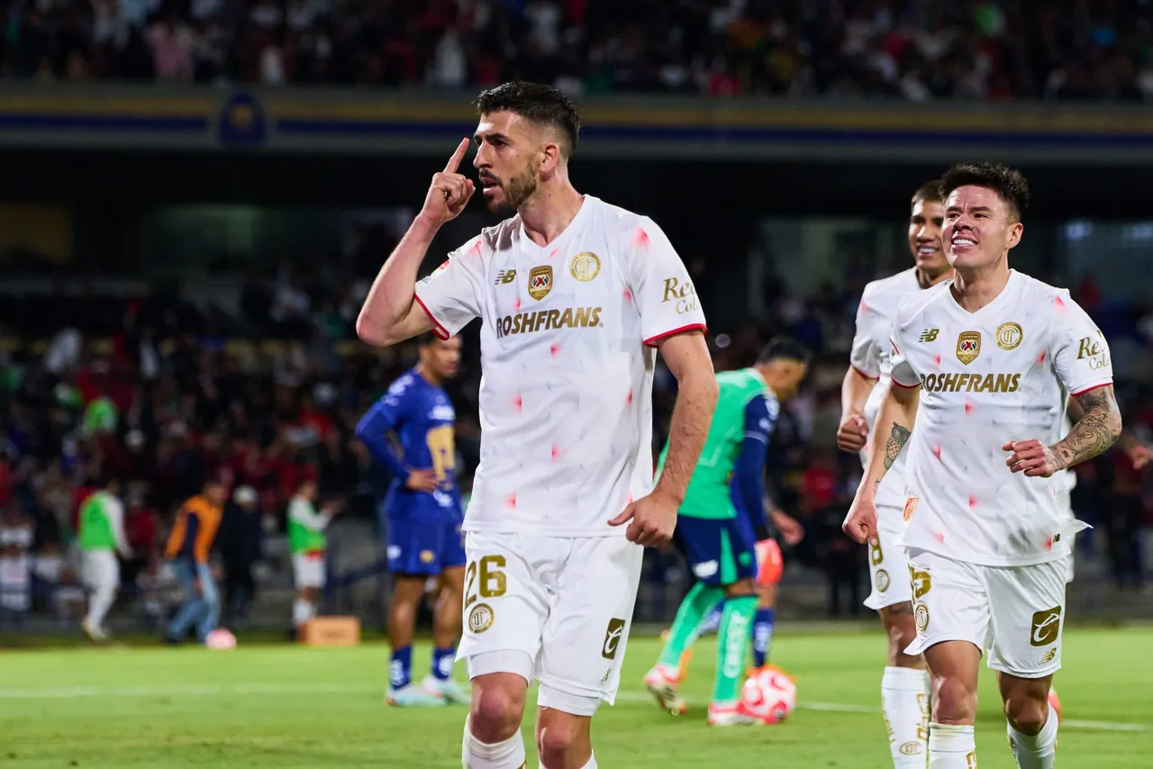 El portugués Paulinho se confirmó como el mejor goleador del fútbol mexicano en el último año y medio, al darle hoy al campeón Toluca