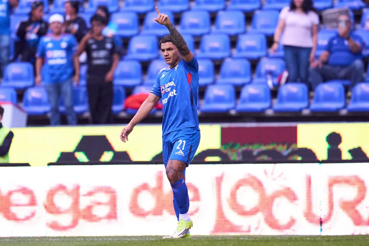 El uruguayo Gabriel Fernández, delantero del Cruz Azul del fútbol mexicano, aceptó este lunes que es un deber para su equipo repetir como campeón