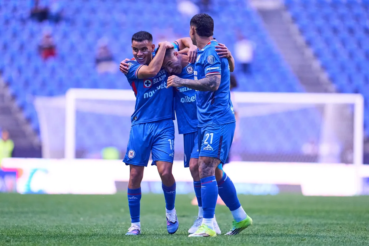 El Cruz Azul, que jugó la mitad del partido con un hombre de más en la cancha, goleó hoy por 3-0 al San Luis, para confirmarse como líder
