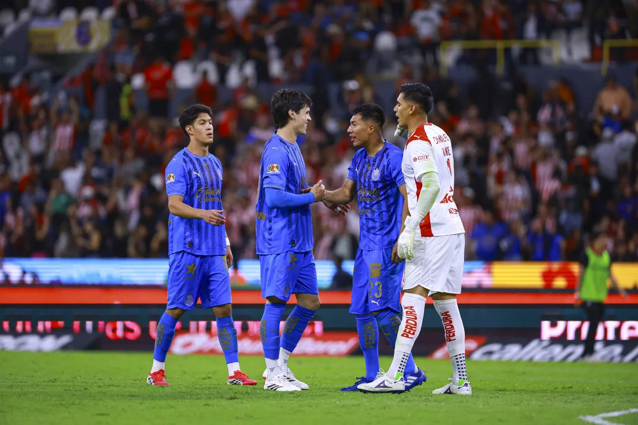 Las Chivas de Guadalajara del entrenador argentino Gabriel Milito fueron de menos a más para derrotar este sábado por 1-2 al Atlas en el derbi