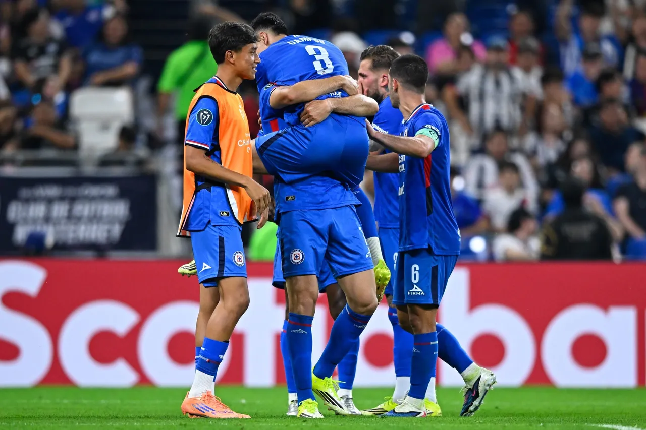 Cruz Azul derrotó este martes por 2-3 a los Rayados de Monterrey, que jugaron con 10 desde el minuto 80 por expulsión del arquero uruguayo