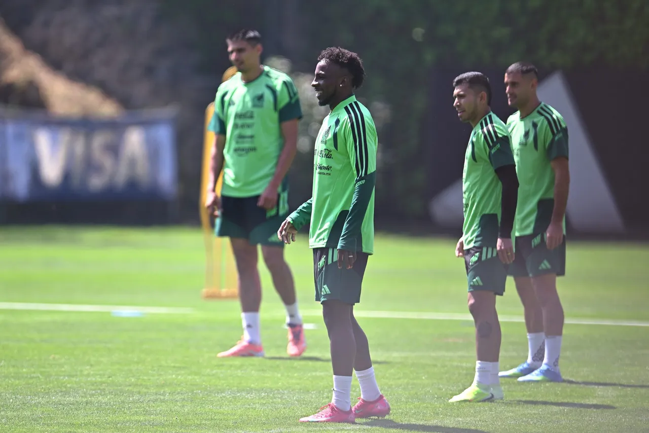 La selección de México cumplió este miércoles su penúltimo entrenamiento antes de viajar a Estados Unidos para enfrentar a Australia, el próximo sábado en Pasadena