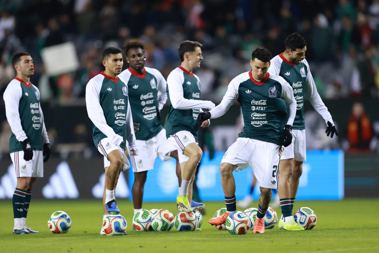 El español Álvaro Fidalgo y el colombiano Julián Quiñones, naturalizados mexicanos, se unieron este lunes a la concentración a la selección mexicana