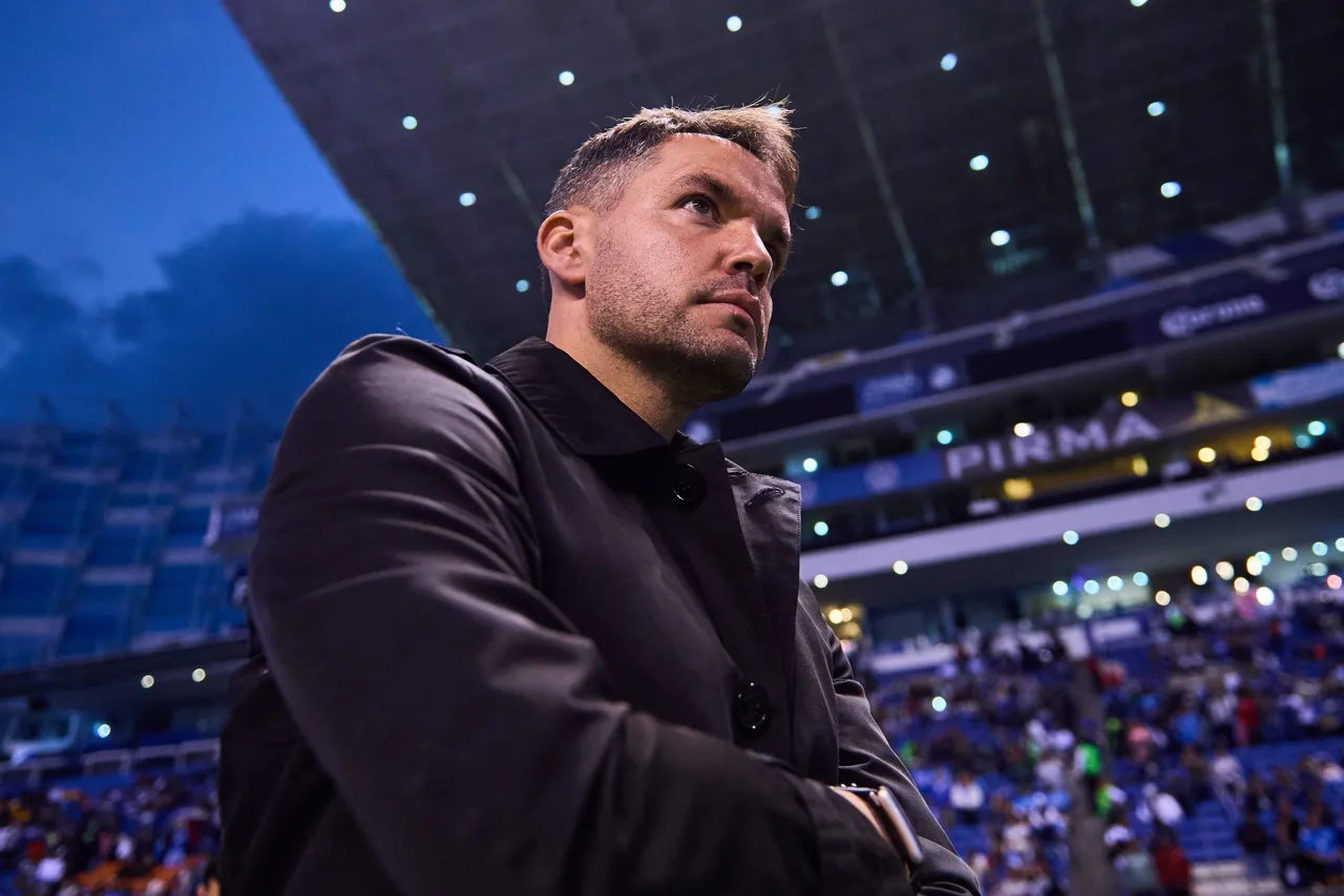 La etapa de Nicolás Larcamón al frente de Cruz Azul llegó a su fin. La directiva celeste tomó la decisión de destituir al técnico argentino a falta de una jornada