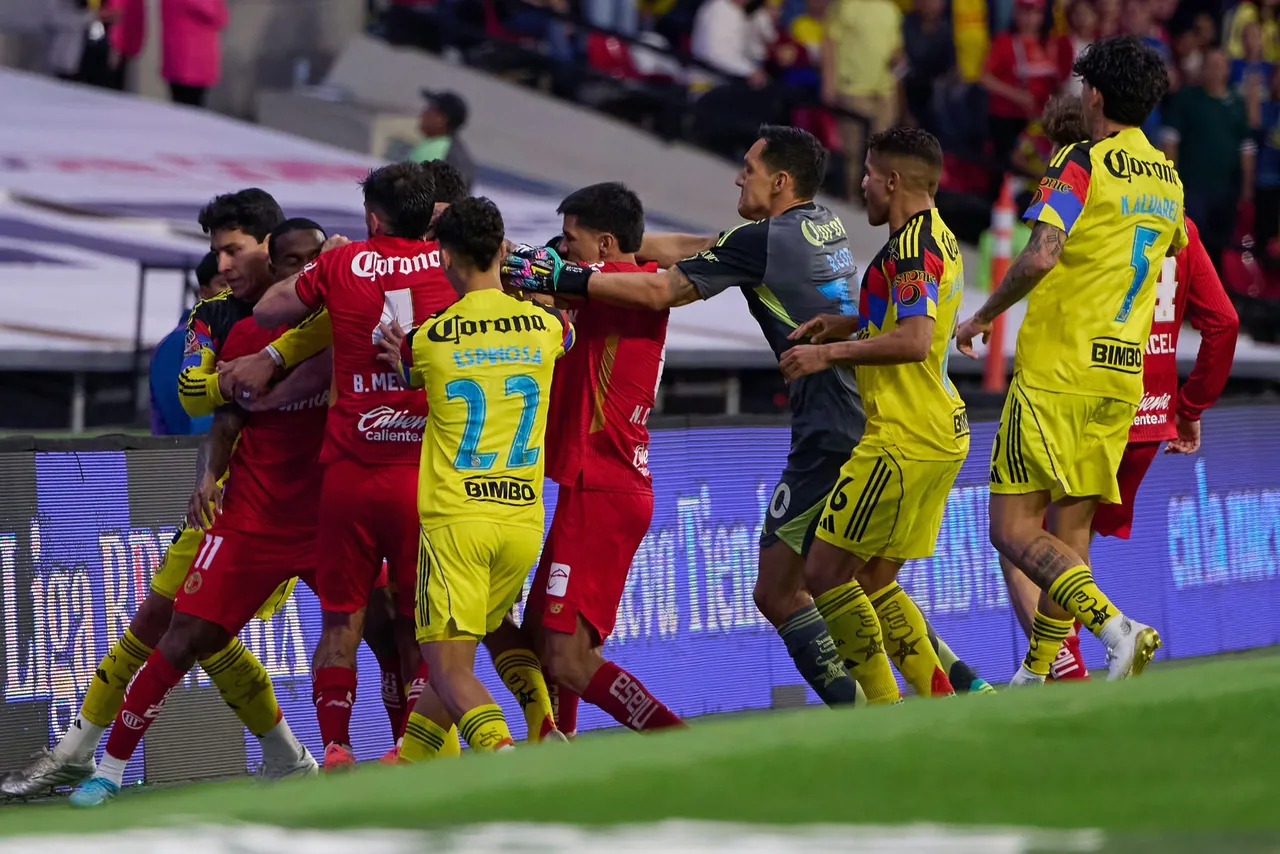 El cierre del América vs Toluca dejó un panorama complicado para la Comisión Disciplinaria, debido a una serie de incidentes que comenzaron tras la expulsión de Helinho