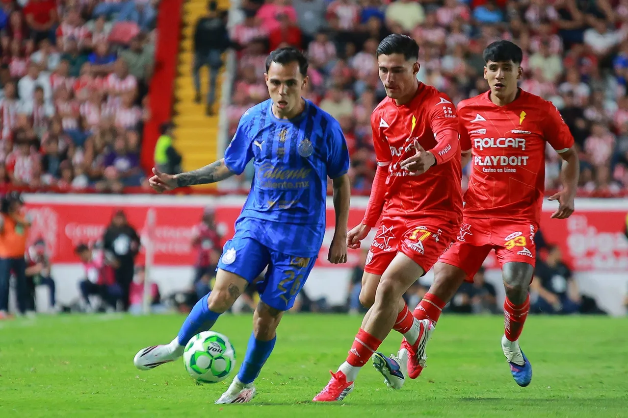 En un partido marcado por la intensidad y las oportunidades fallidas, Guadalajara y Necaxa igualaron sin anotaciones en el Estadio Victoria, luego
