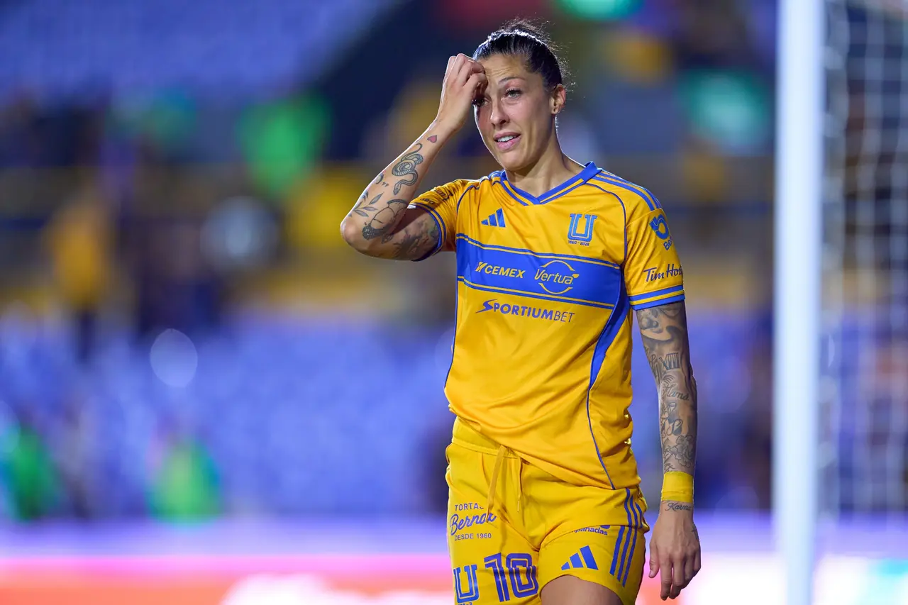 La jugadora Jenni Hermoso en el campo en un juego de los Tigres