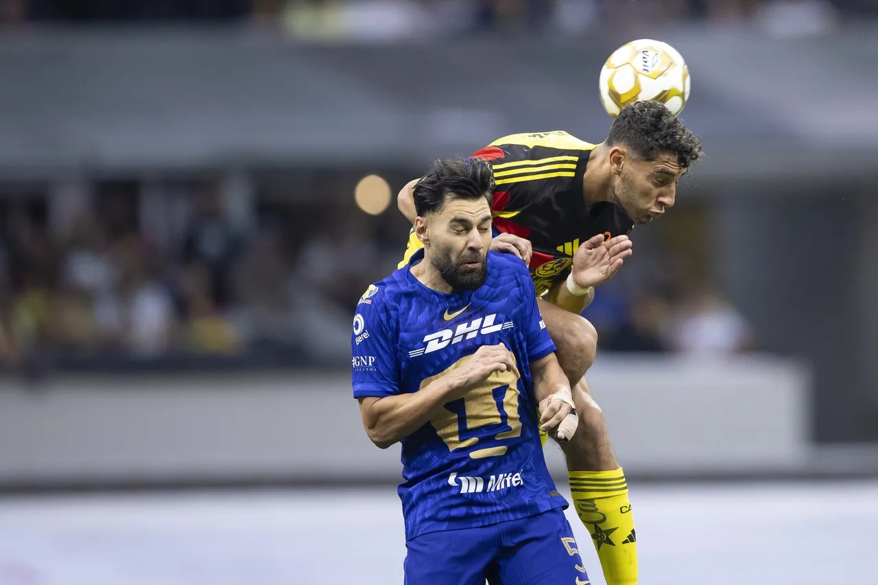 Sebastián Cáceres tuvo que abandonar el partido de ida de los cuartos de final entre América y Pumas, disputado en el Estadio Azteca, tras sufrir un golpe en el rostro