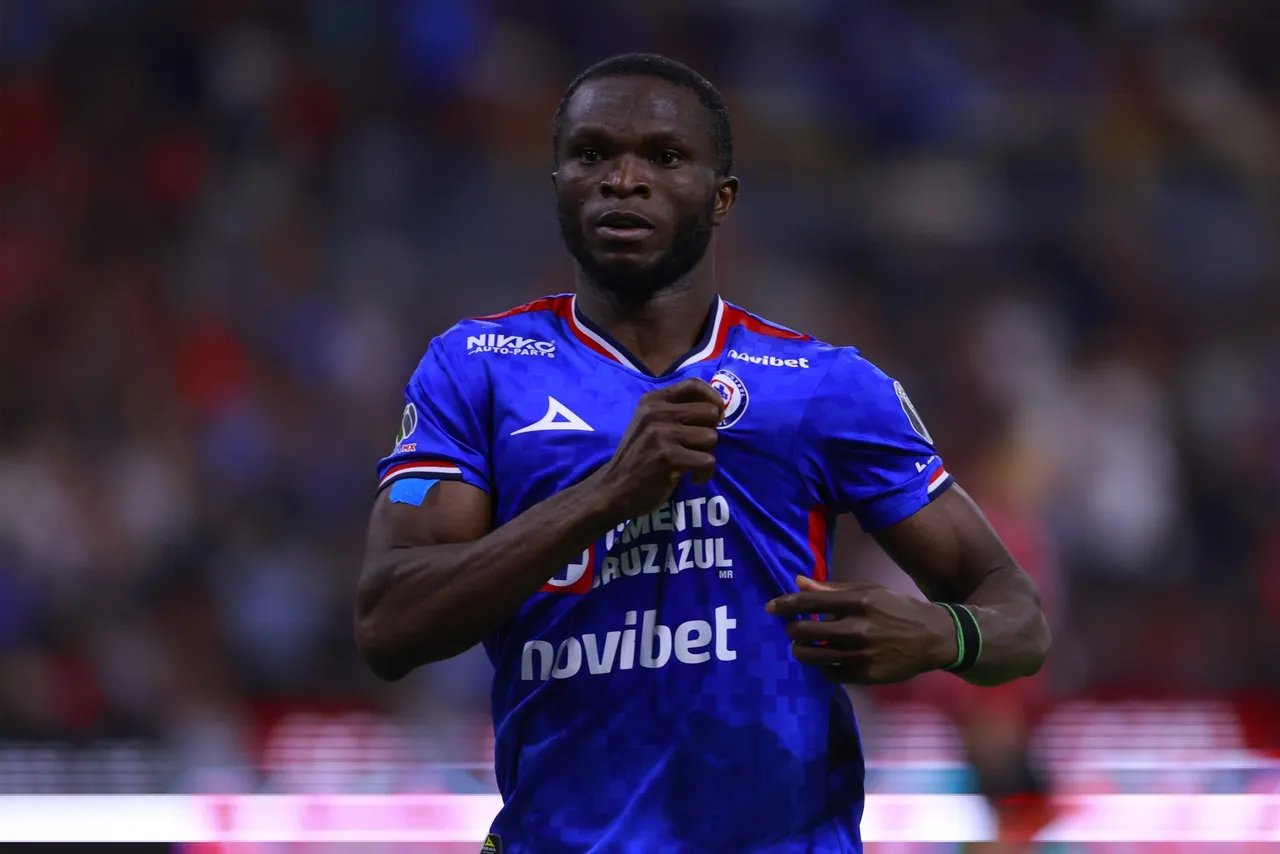 El nigeriano Osinachi Ebere convirtió hoy dos goles para encabezar el ataque del Cruz Azul en su victoria por 2-3 sobre Atlas, en los cuartos de finales del torneo