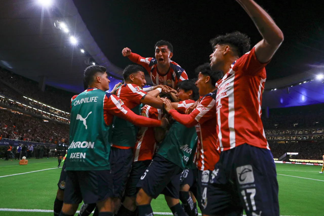 Las Chivas de Guadalajara, del entrenador argentino Gabriel Milito, superó este sábado por 2-0 a los Tigres UANL, para clasificarse a la semifinal del Clausura 2026.