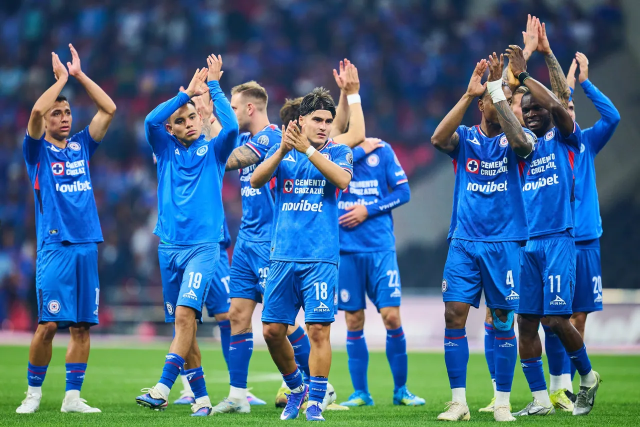 El argentino José Paradela convirtió este sábado un gol para darle al Cruz Azul una victoria por 1-0 sobre los Rojinegros del Atlas, que puso al cuadro celeste en la semifinal
