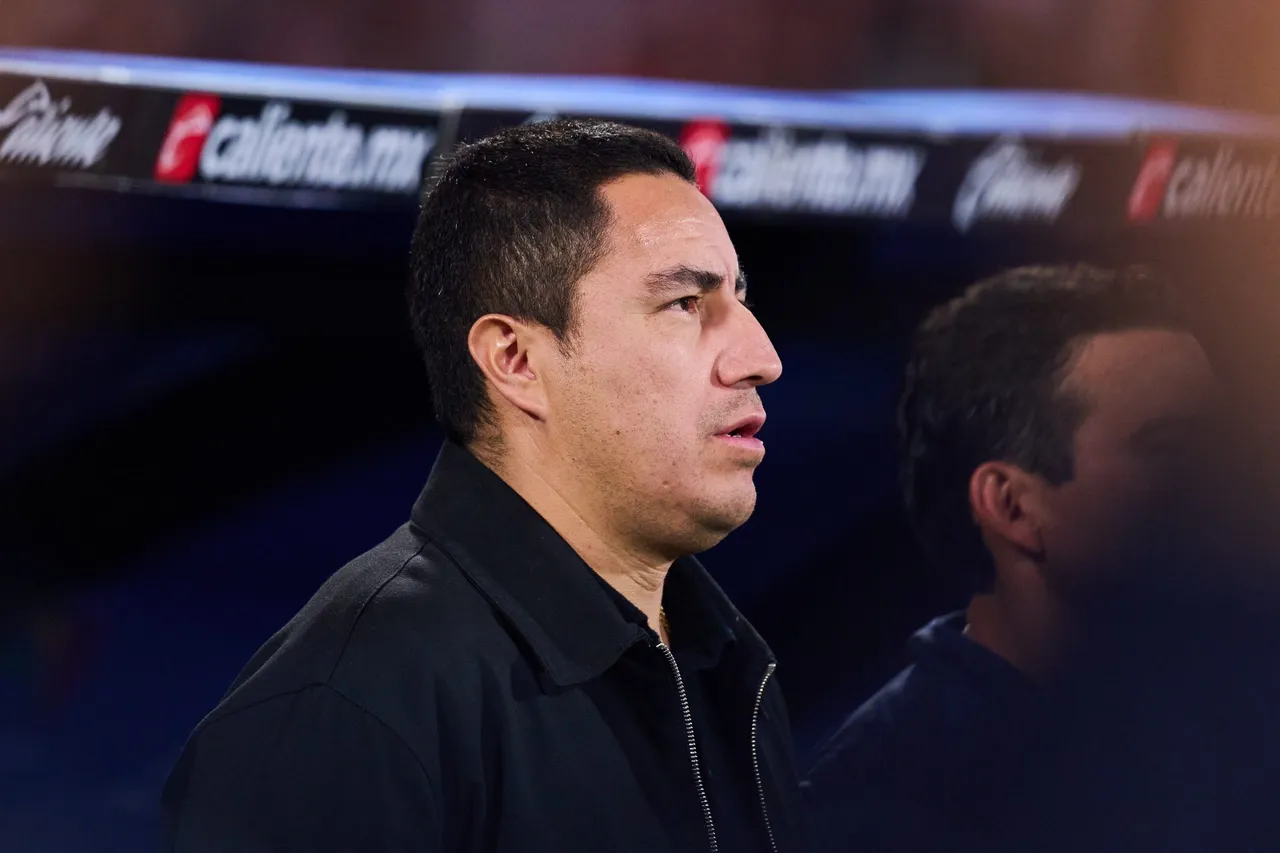 Los Pumas de la UNAM, anunciaron este lunes la salida de su entrenador Efraín Juárez, quien llevó al equipo a disputar la final del Clausura 2026, misma que perdió ante el Cruz Azul