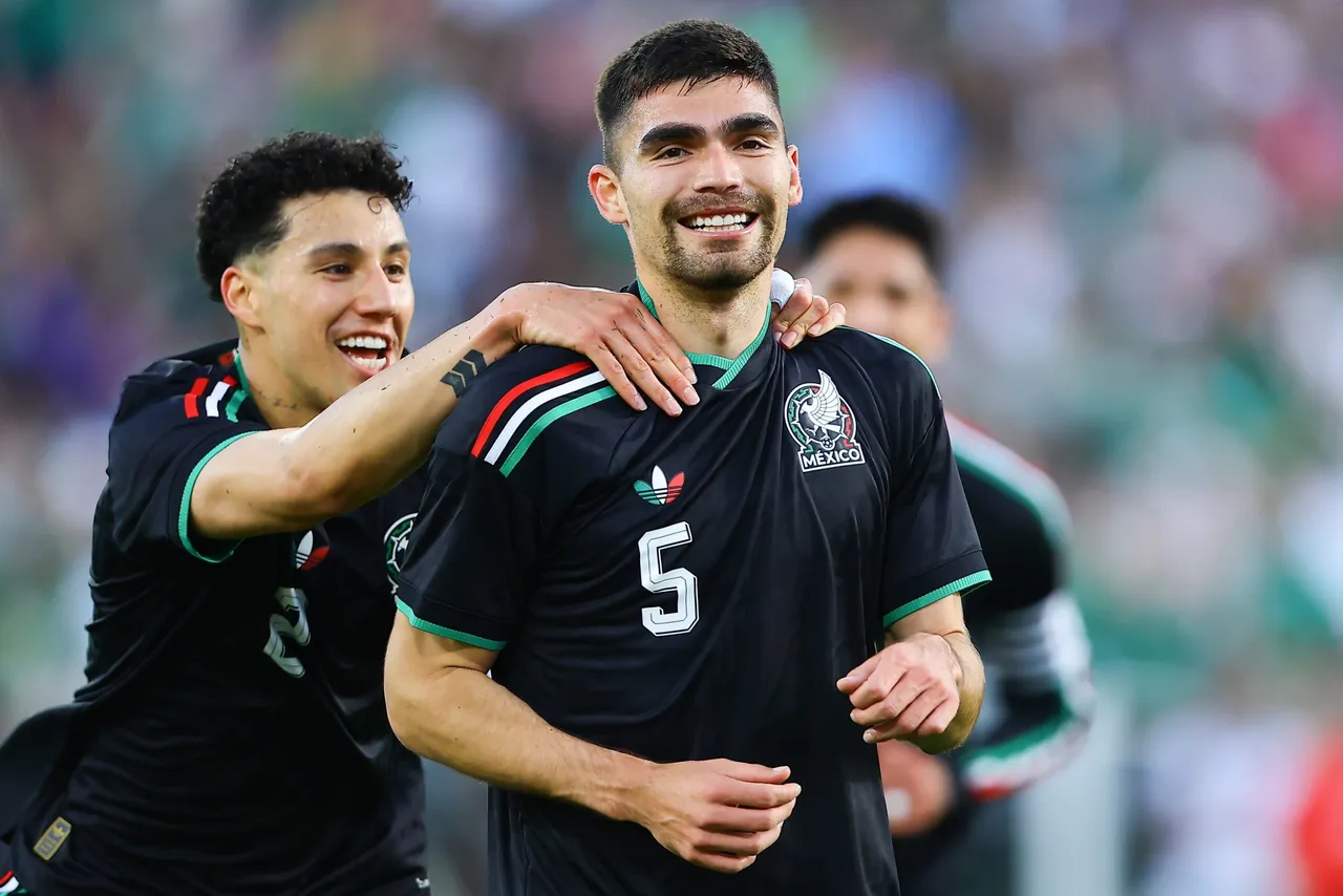 Un cabezazo de Johan Vásquez le otorgó este sábado la victoria a la selección mexicana por 1-0 sobre la de Australia en el estadio Rose Bowl de Pasadena (California)