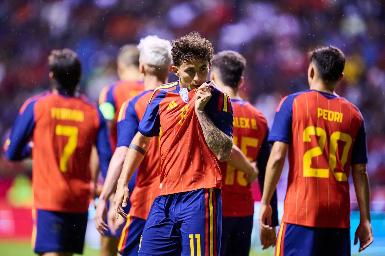 Un gol de Mikel Oyarzabal, en el minuto 2 de partido gracias a un disparo con la pierna izquierda desde fuera del área, otro de Pedri en el 32 y un tanto en propia puerta de Pedro Gallese, en el 53 le, dieron a España
