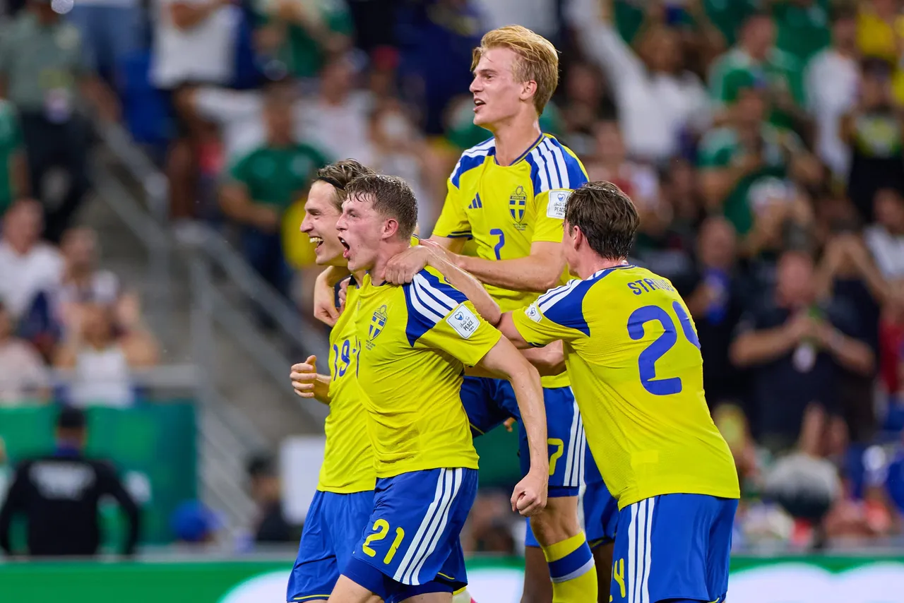 La selección de Suecia goleó este domingo por 5-1 a la de Túnez tras someterla desde los primeros minutos y el triunfo le pemitió saltar al primer lugar del Grupo F
