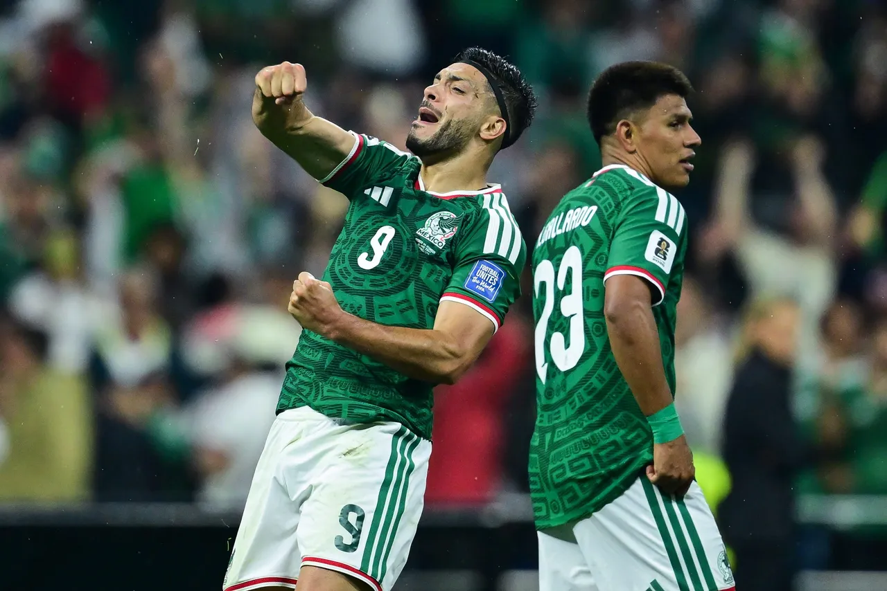 Con un gol de Julián Quiñones en el minuto 22 y otro de Raúl Jiménez en el 31, México derrotó este martes por 2-0 a Ecuador y se clasificó a los octavos de final del Mundial