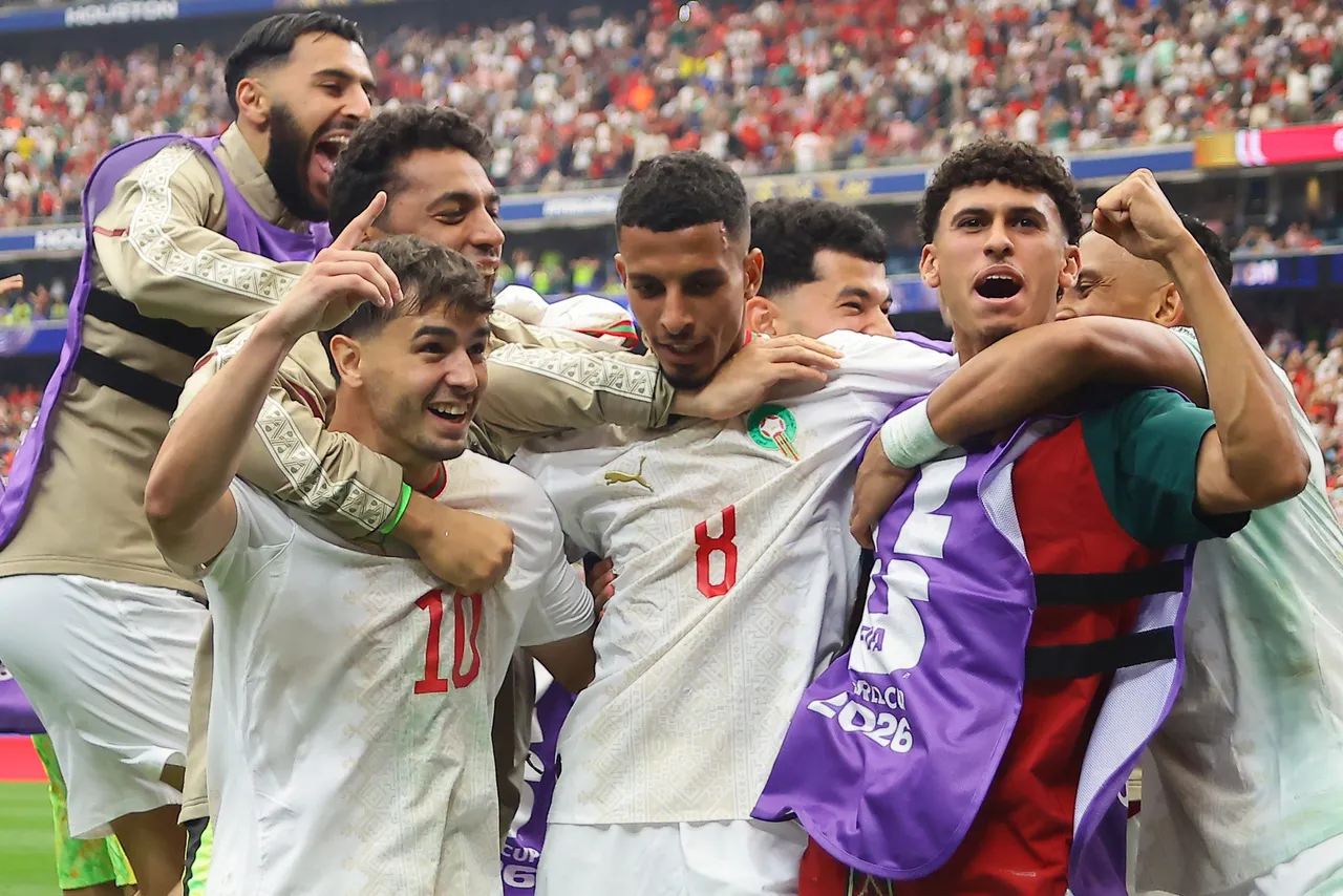 Dos goles de Azzedine Ounahi, en los minutos 50 y 82, clasificó este sábado a Marruecos frente a Canadá (0-3), con el tercer tanto de Soufiane Rahimi