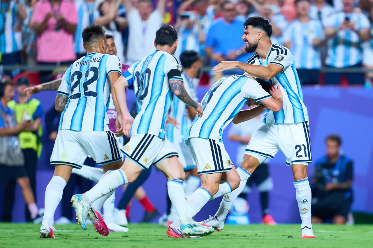 Un tanto de Julián Álvarez en el minuto 112 y otro de Lautaro Martínez en el 120+1 le dieron este sábado a Argentina el pase a las semifinales del Mundial 2026