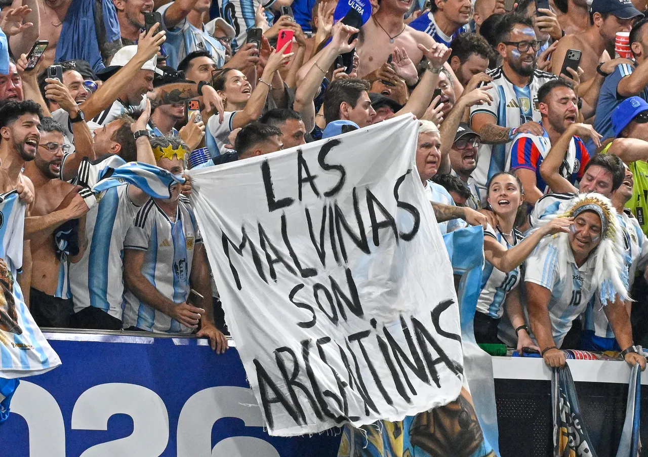 Los jugadores de la selección Argentina defendieron el haber exhibido este miércoles, tras el triunfo ante Inglaterra en las semifinales del Mundial 2026, una bandera con la leyenda 'las Malvinas