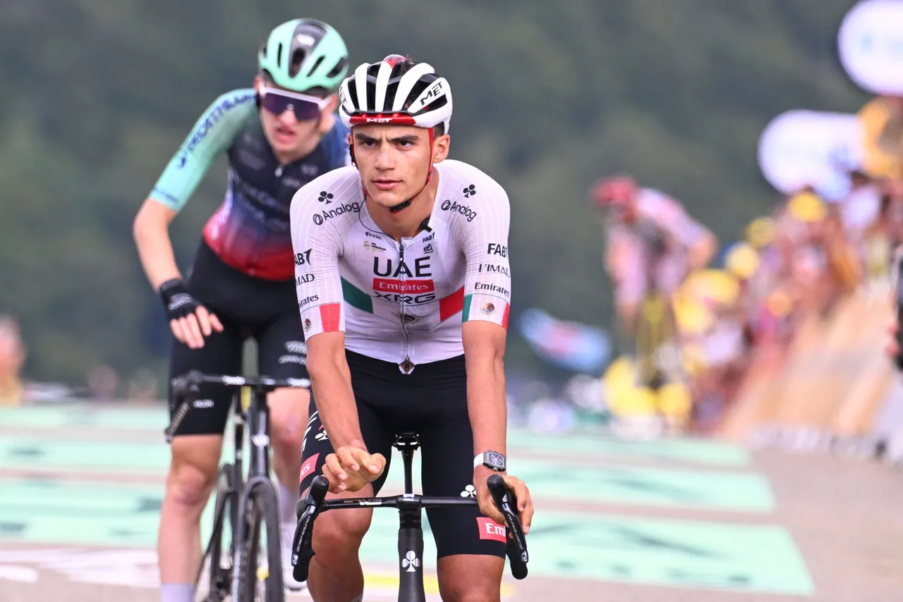 El mexicano Isaac del Toro, integrante del UAE Team Emirates, volvió a firmar una destacada actuación en el Tour de Francia 2026