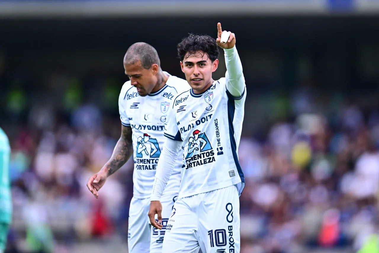 El venezolano Salomón Rondón anotó este sábado un doblete en la victoria del Pachuca de 0-3 sobre los Pumas UNAM