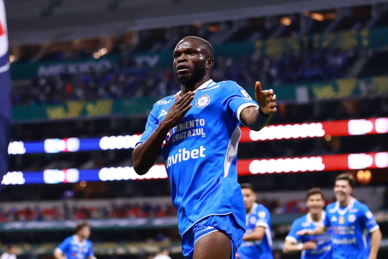 El nigeriano Christian Ebere convirtió un gol en los finales del partido para darle este martes a Cruz Azul una victoria por 2-1